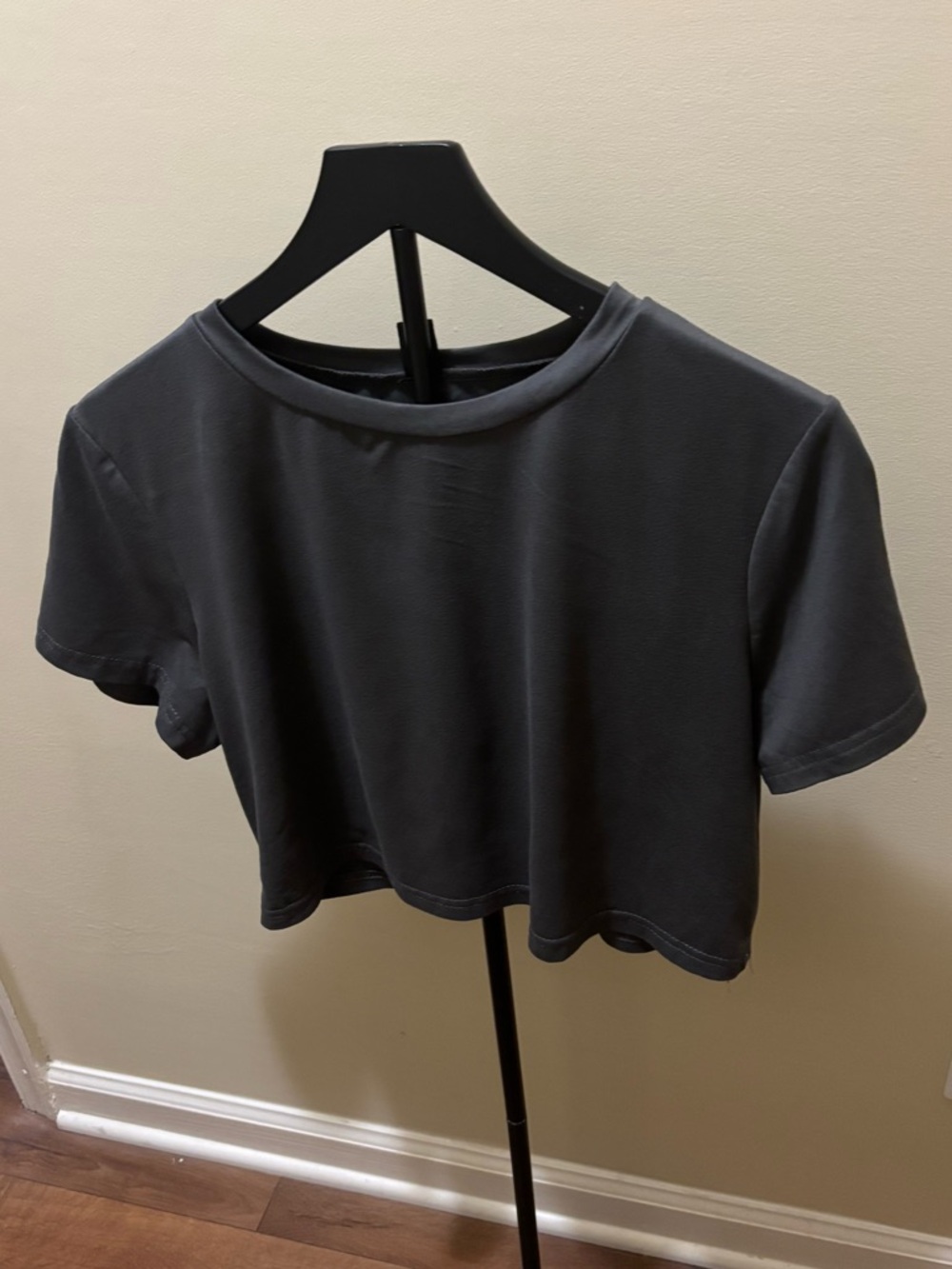 Women dark gray cropped crewneck T-shirt Size 2xl